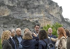 El consejero de Medio Ambiente, Vivienda y Ordenación del Territorio, Juan Carlos Suárez-Quiñones, visita la Casa del Parque Natural Montes Obarenes-San Zadornil 'La Metrópoli Verde'.