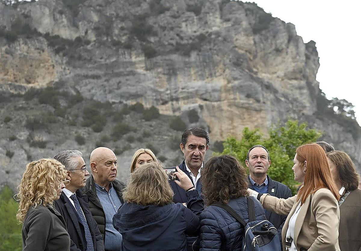 El consejero de Medio Ambiente, Vivienda y Ordenación del Territorio, Juan Carlos Suárez-Quiñones, visita la Casa del Parque Natural Montes Obarenes-San Zadornil 'La Metrópoli Verde'.