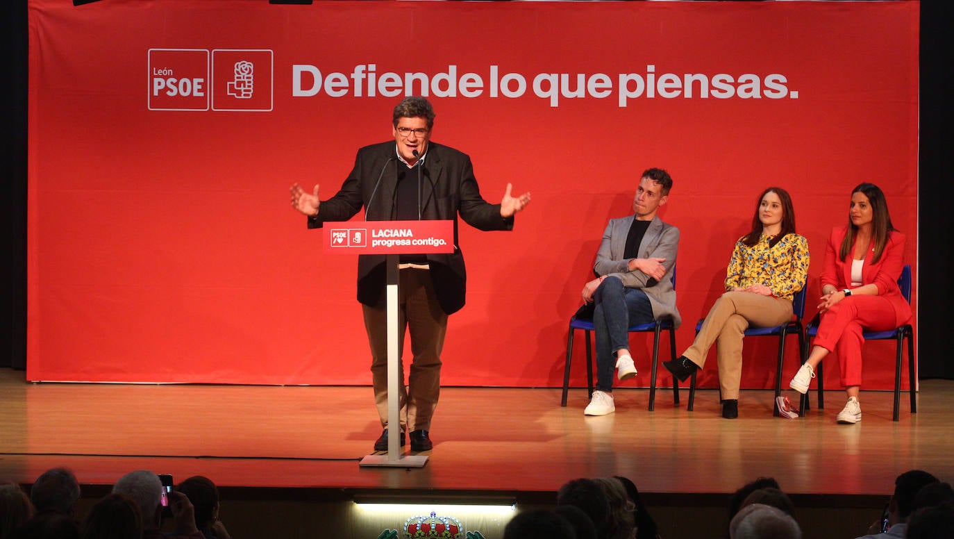 El ministro de Inclusión y Seguridad Social participa en un acto del PSOE en Villablino