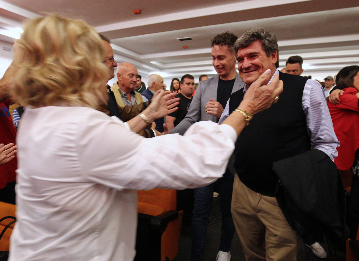 El ministro de Inclusión y Seguridad Social participa en un acto del PSOE en Villablino