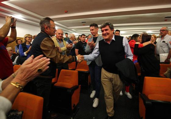 El ministro de Inclusión, Seguridad Social y Migraciones, José Luis Escrivá, participa en un acto electoral del PSOE, junto a la procuradora Nuria Rubio y el candidato a la Alcaldía, Mario Rivas, en la Casa de la Cultura de Villablino (León)