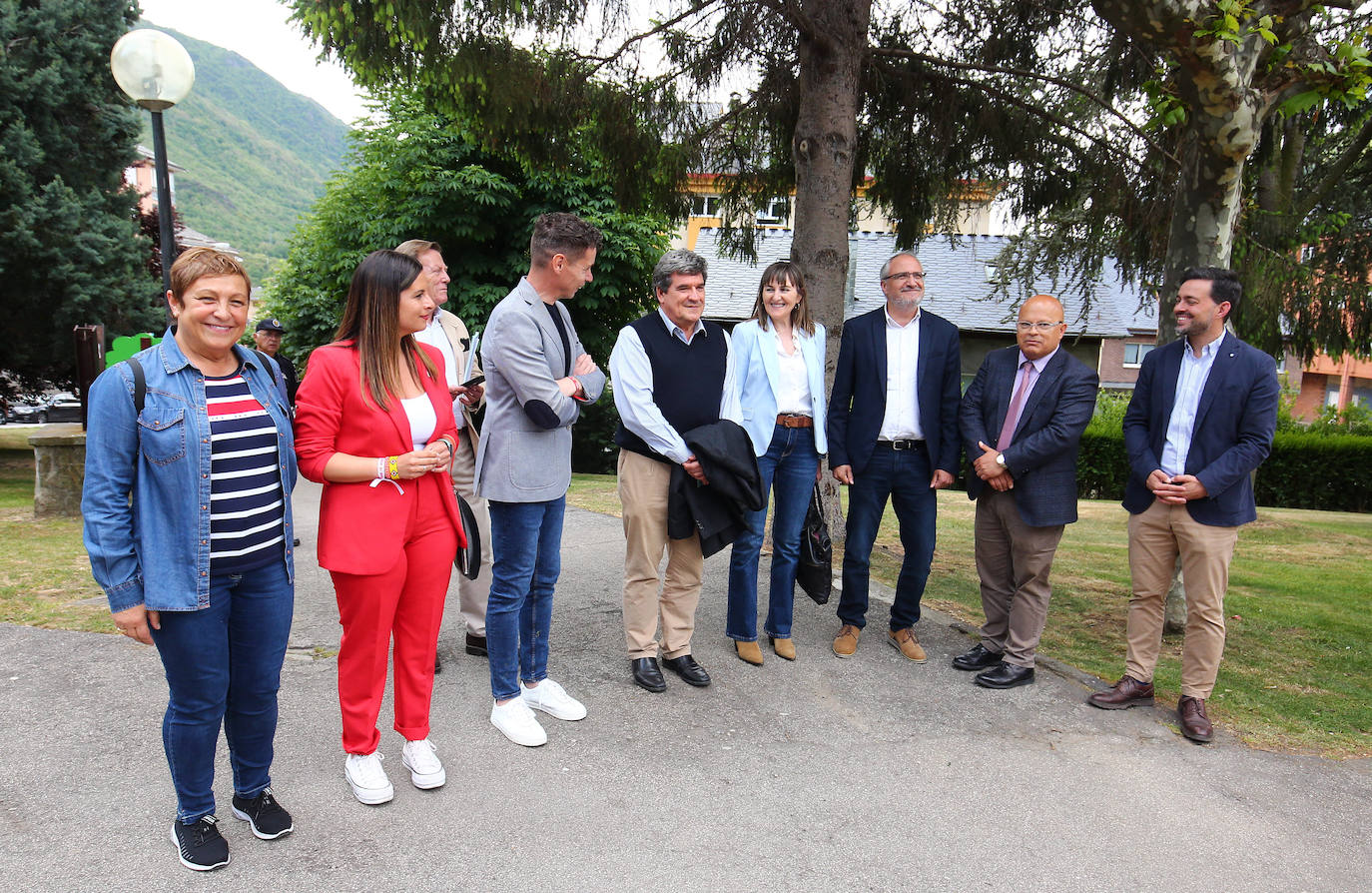 El ministro de Inclusión y Seguridad Social participa en un acto del PSOE en Villablino