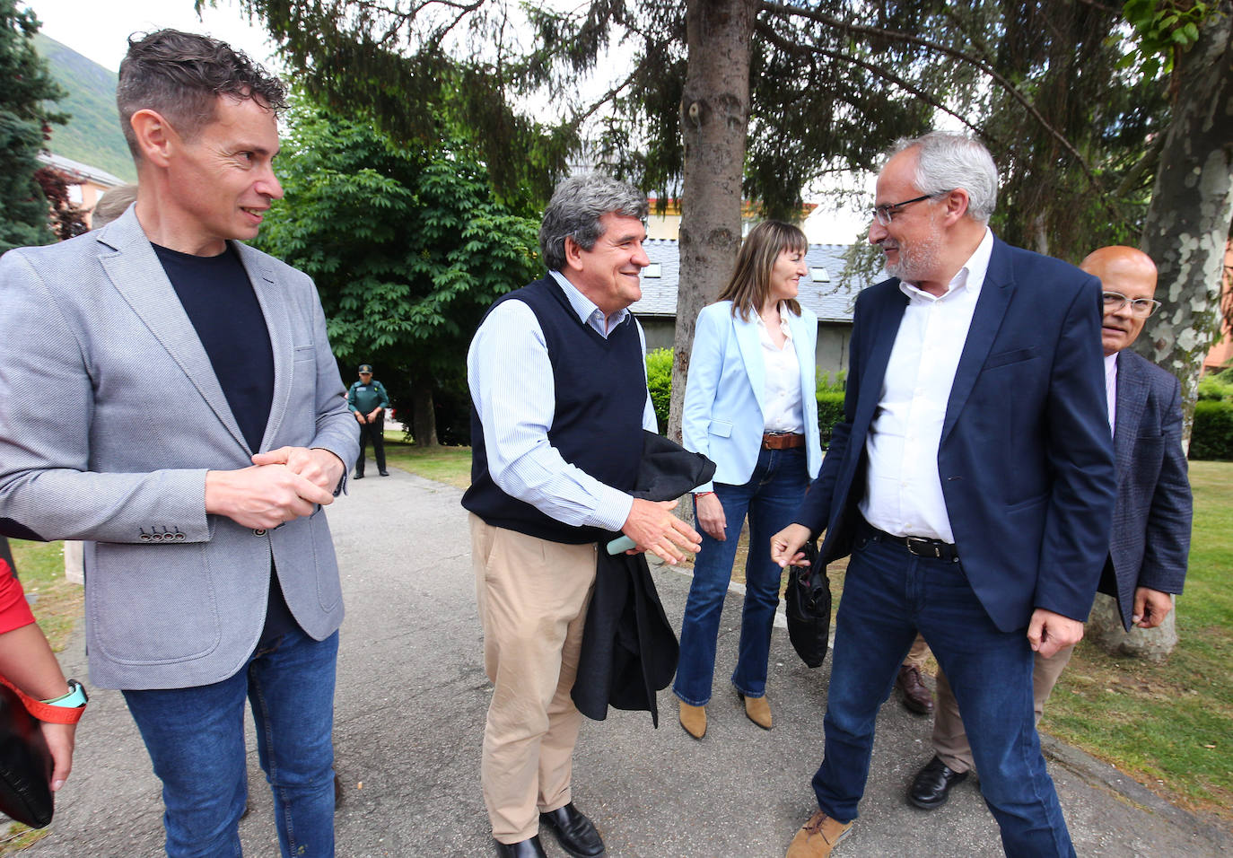 El ministro de Inclusión y Seguridad Social participa en un acto del PSOE en Villablino