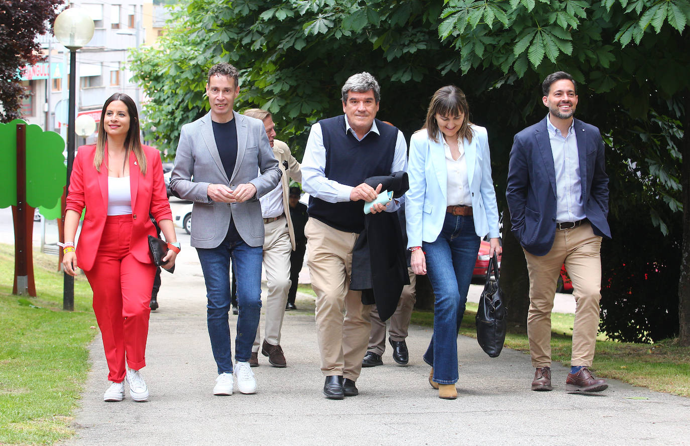 El ministro de Inclusión y Seguridad Social participa en un acto del PSOE en Villablino