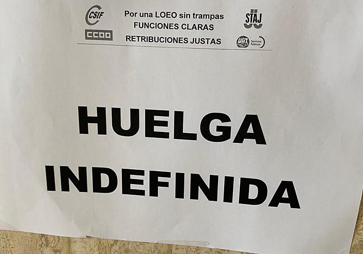 Imagen de uno de los carteles de la huelga en los Juzgados de León.