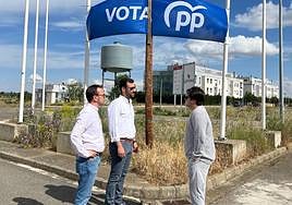 Visita de Ricardo Gavilanes y David Fernández a la pedanía de Cembranos, en Chozas.