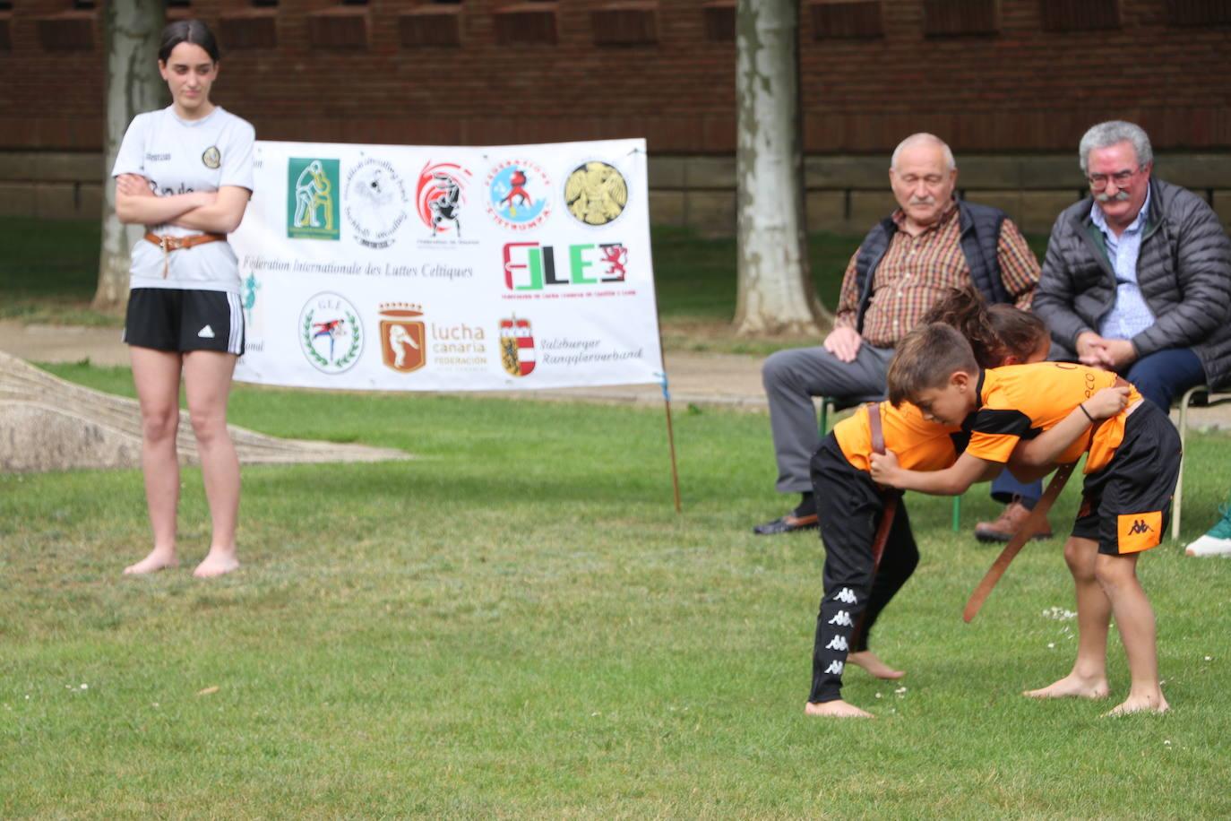 Exhibición de lucha leonesa en el Campus de Vegazana