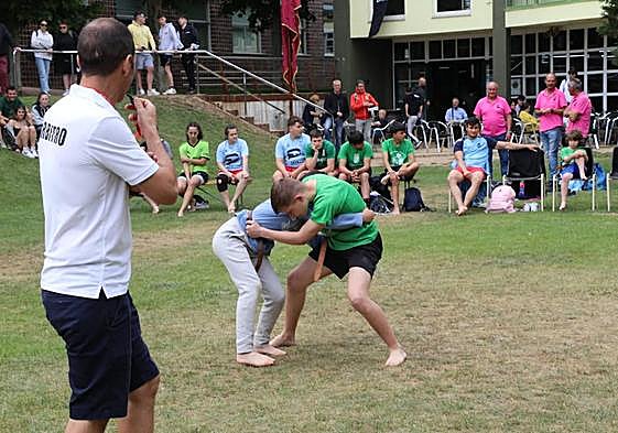 Uno de los combates durante la exhibición de lucha leonesa este jueves