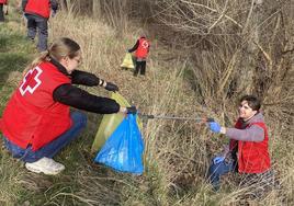 Limpieza del río Torío con voluntarios de Cruz Roja.