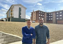 El candidato socialista a la Alcaldía de Valencia de Don Juan, Juan Pablo Regadera, y el número 3 de la lista, Rubén Rozada.