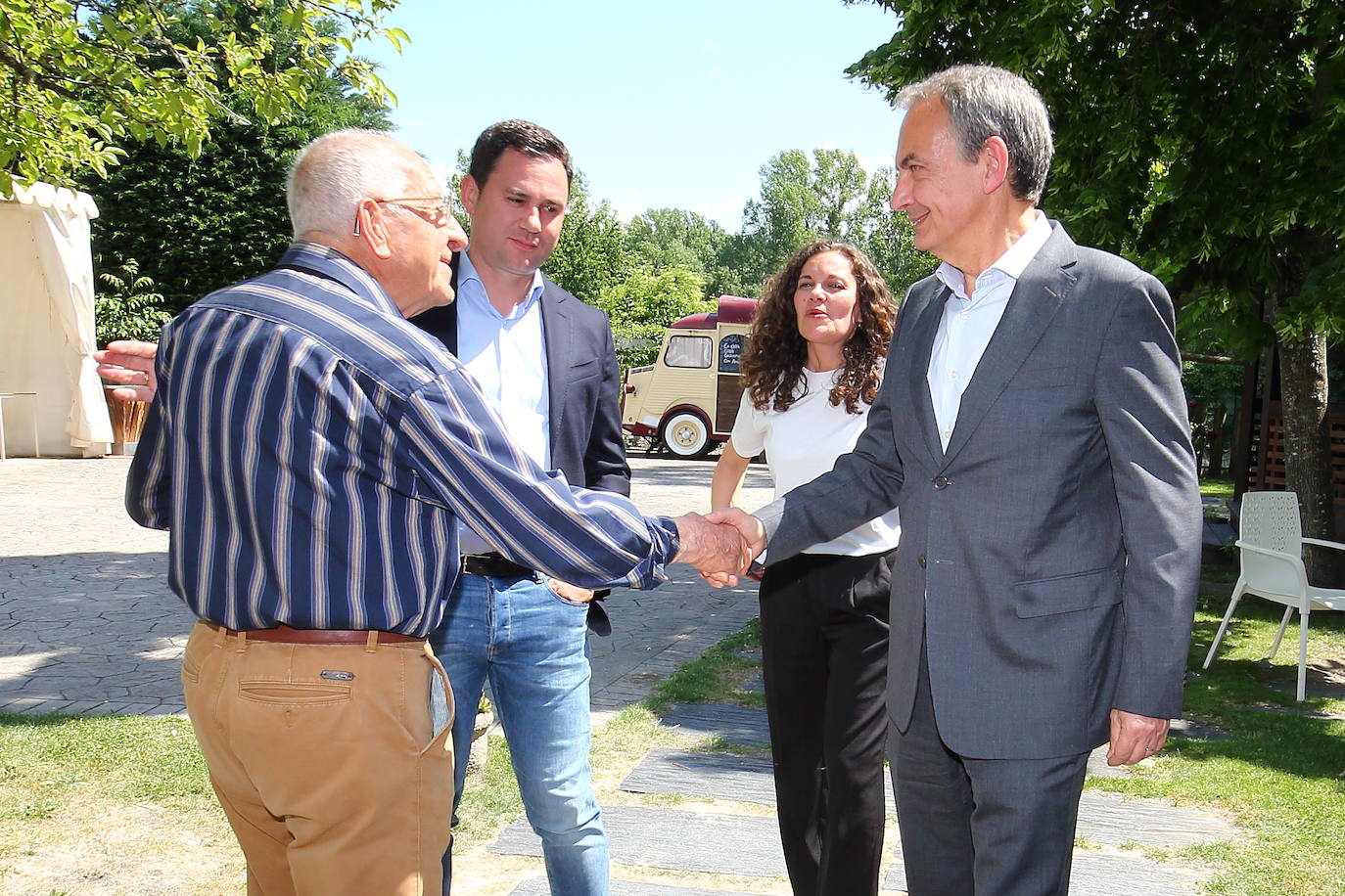 El expresidente del Gobierno, José Luis Rodríguez Zapatero, mantiene un encuentro con militantes y componentes de la lista del PSOE a la alcaldía de Bembibre