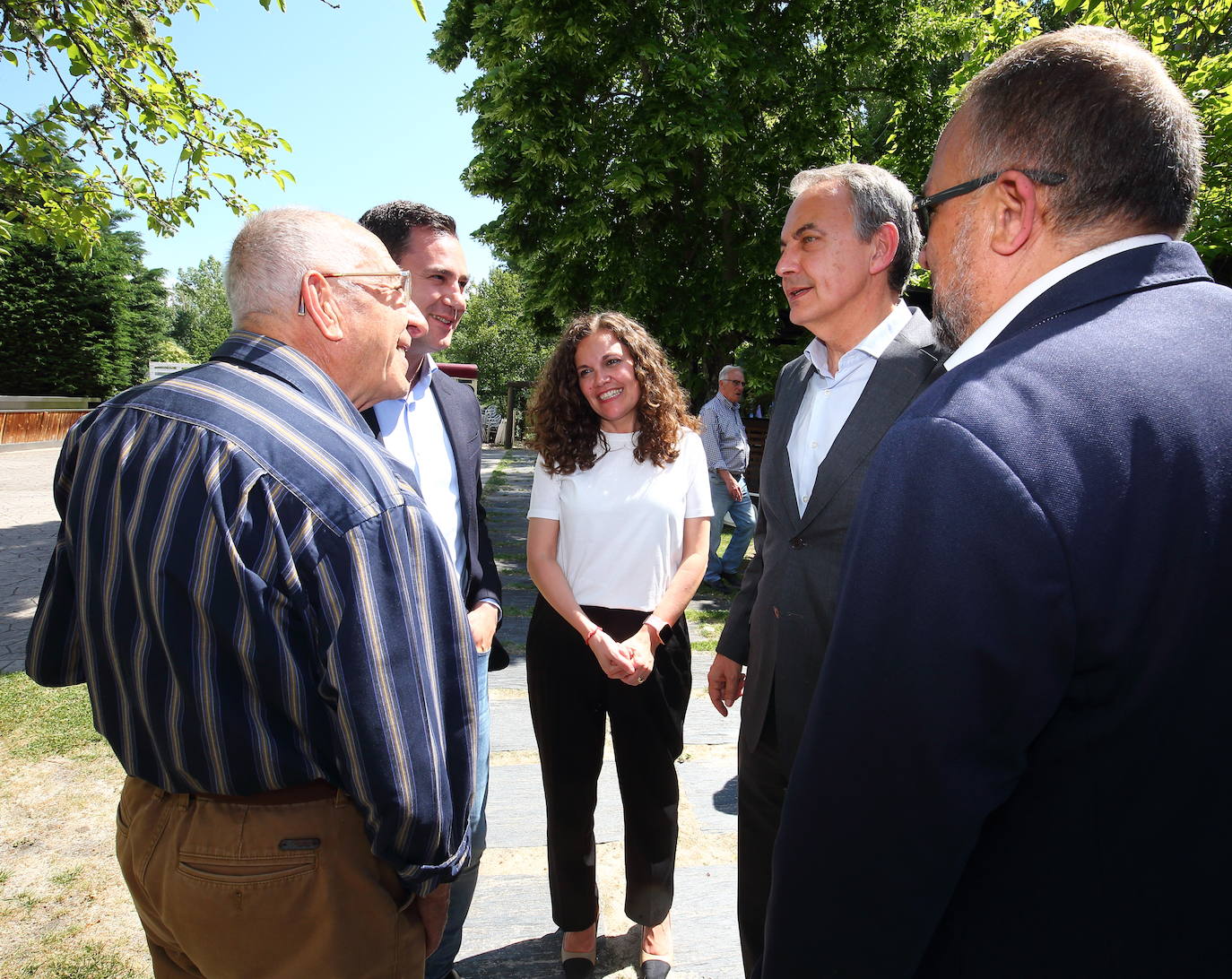 El expresidente del Gobierno, José Luis Rodríguez Zapatero, mantiene un encuentro con militantes y componentes de la lista del PSOE a la alcaldía de Bembibre