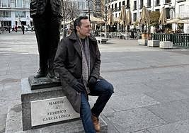 Carlos Fidalgo junto a la estatua de García Lorca en Madrid.