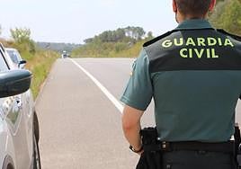 Efectivos de la Guardia Civil durante un control rutinario.