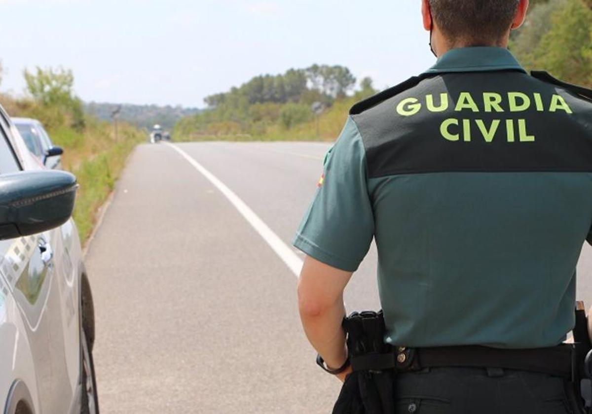 Efectivos de la Guardia Civil durante un control rutinario.