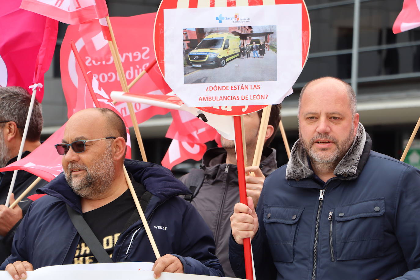 Los trabajadores del servicio de ambulancias de concentran