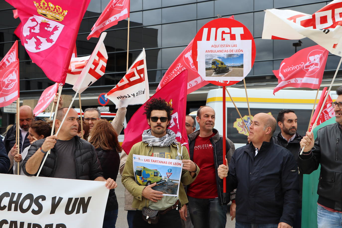 Los trabajadores del servicio de ambulancias de concentran
