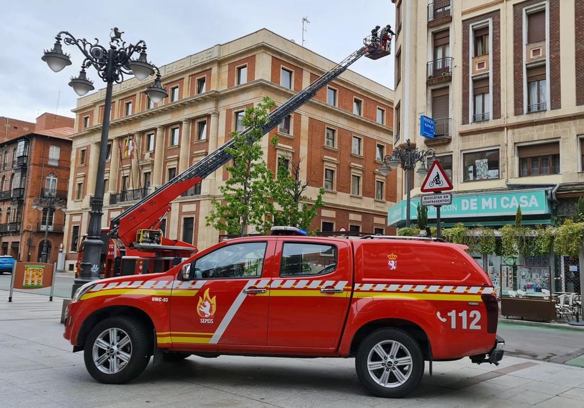 Efectivos de Bomberos León, este viernes, durante su intervención en Ordoño II.