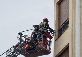 Bomberos León interviene en Ordoño II por los desprendimientos de un inmueble. Los efectivos de Bomberos en la capital han revisado la estructura exterior del inmueble situado a la altura del número 31 tras producirse algunos desprendimientos