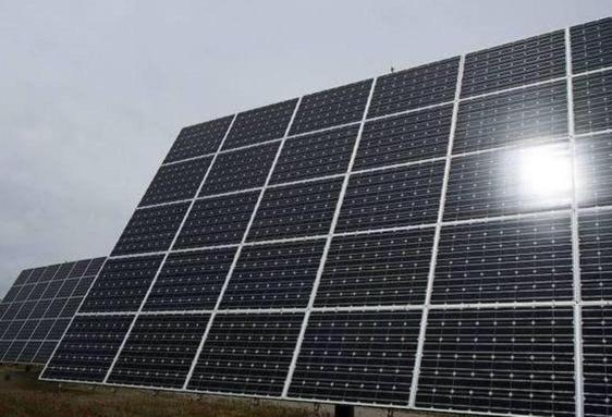 Imagen de placas solares en un parque fotovoltaico.