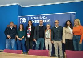 El candidato del PP a la Alcaldía de Ponferrada, Marco Morala, junto a miembros de su candidatura.