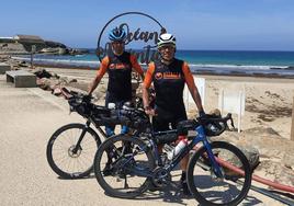 Salvador Palomo y Roberto Fernández durante su vuelta a la península en bici.