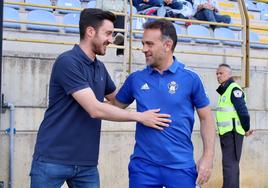 Isra Martínez y Pedro Díaz se saludan instantes antes al comienzo del partido.