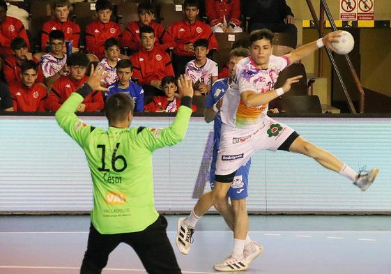 Un instante del encuentro entre el Ademar y el Atlético Valladolid.