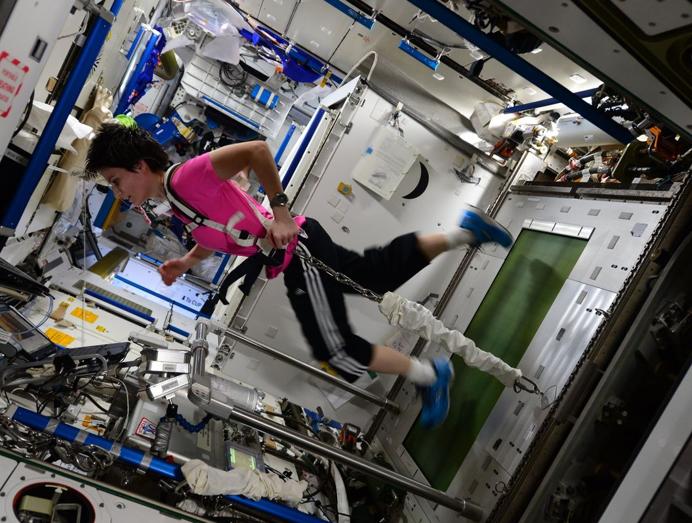 Samantha Cristoforetti corriendo en la cinta de la estación espacial