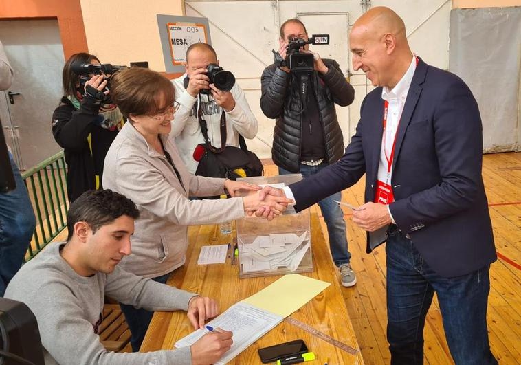 José Antonio Diez, en el momento de ejercer su derecho al voto este 28M.