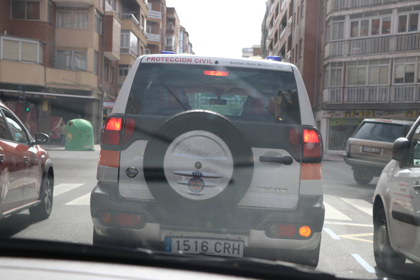 Protección Civil acompaña a una pareja de ancianos a votar