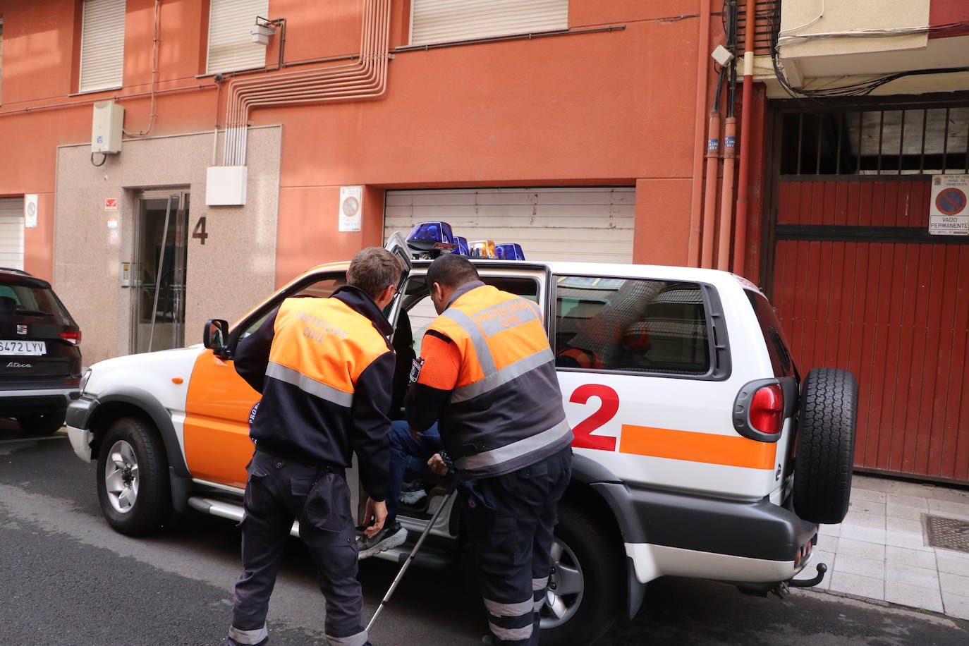 Protección Civil acompaña a una pareja de ancianos a votar