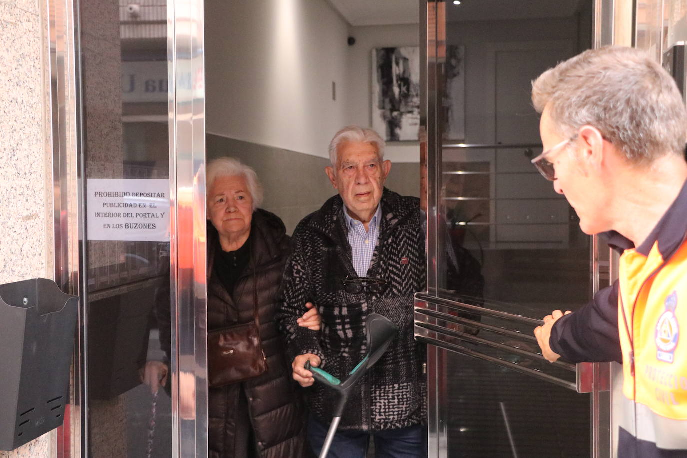 Protección Civil acompaña a una pareja de ancianos a votar