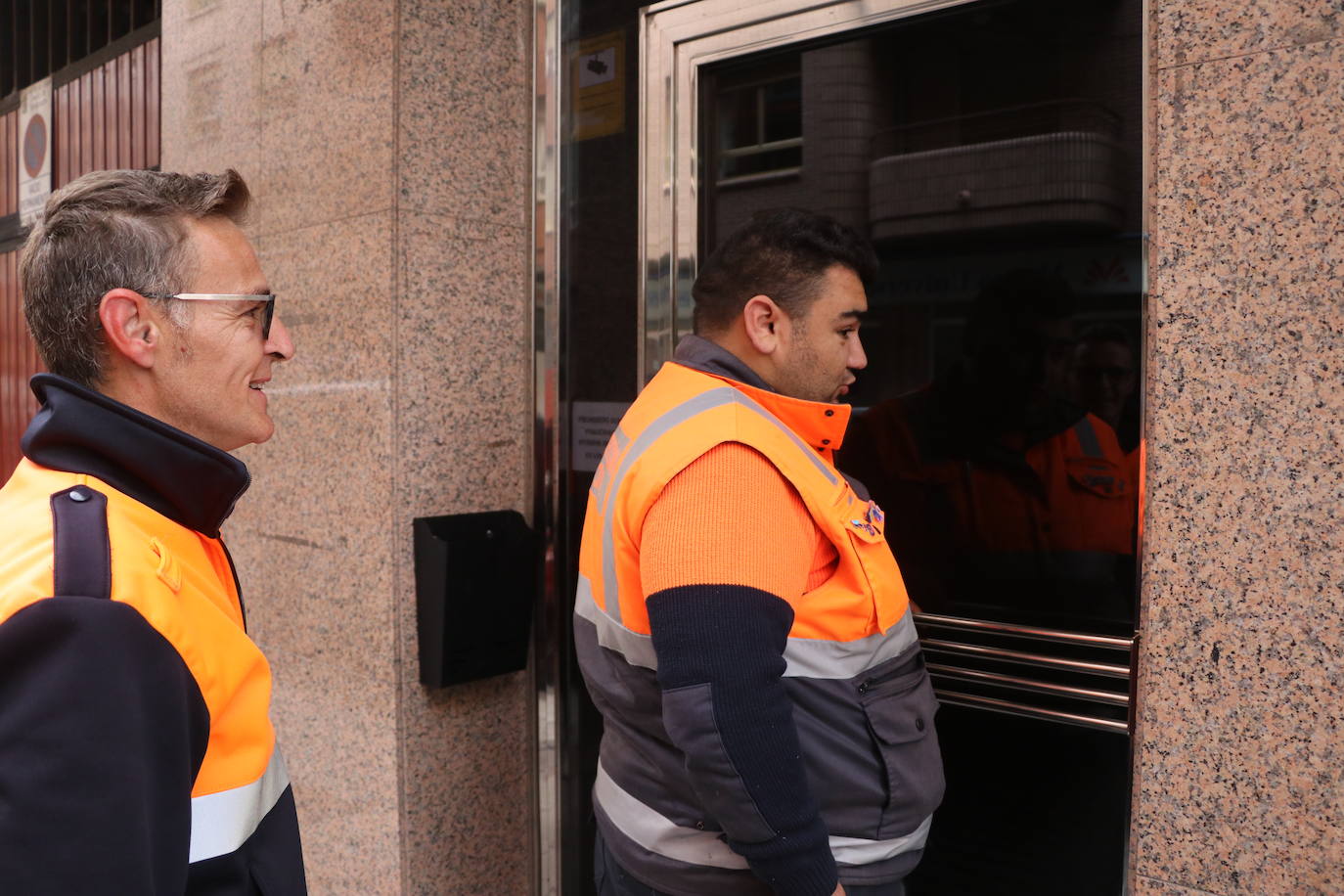 Protección Civil acompaña a una pareja de ancianos a votar