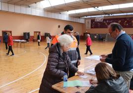 Ángel González y Pepi Robles acuden a votar al CHF acompañados por una pareja de voluntarios del cuerpo municipal