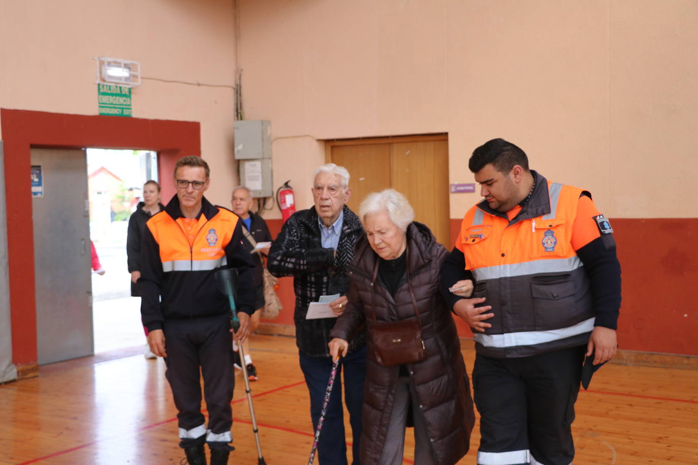 Protección Civil acompaña a una pareja de ancianos a votar