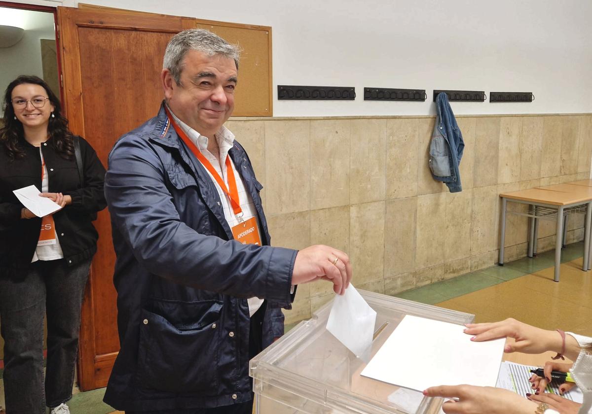 El candidato a la alcaldía de León por Ciudadanos, Justo Fernández, ejerce su derecho al voto