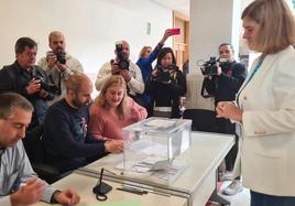 Torre (PP) apuesta por que este sea «el primer día de un paso adelante por el cambio» en la ciudad de León. La candidata del Partido Popular recuerda los origenes leoneses del derecho al voto de los ciudadanos y anima a participar.
