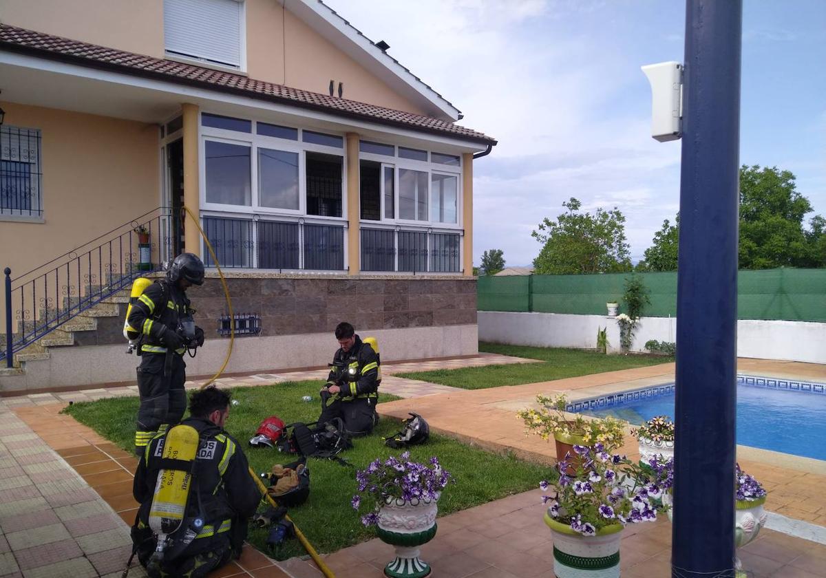 Los bomberos de Ponferrada sacaron a la víctima de una de las habitaciones y trataron de reanimarla sin éxito.