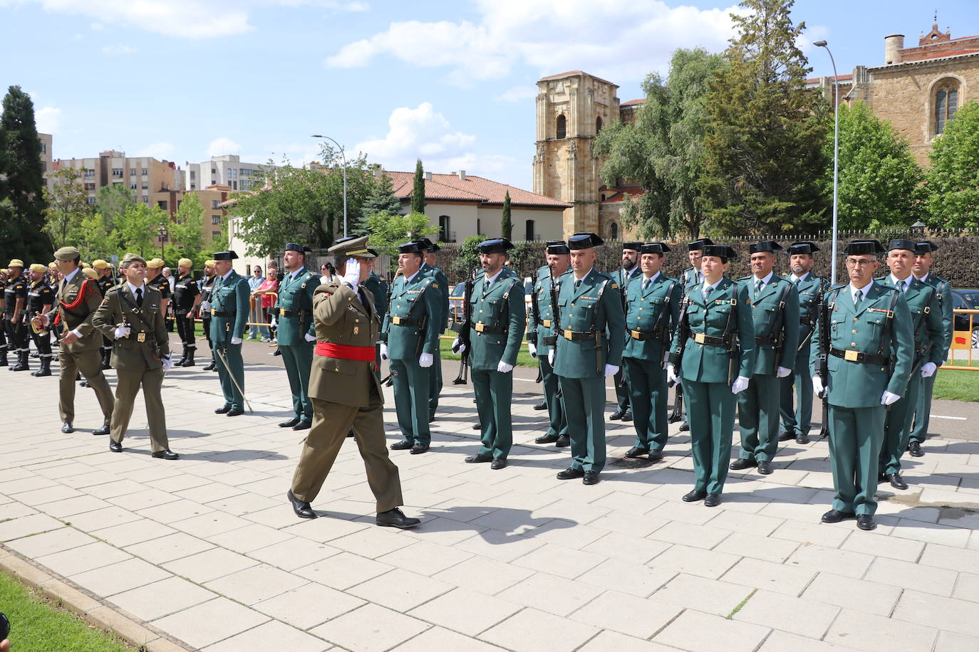 Izado de la bandera en León