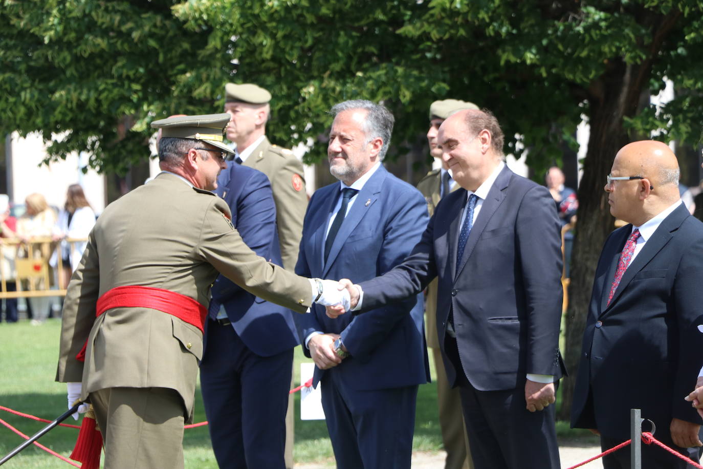 Izado de la bandera en León