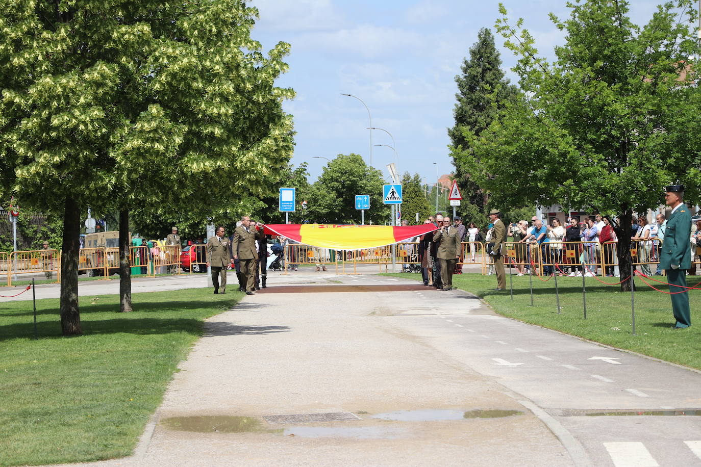 Izado de la bandera en León