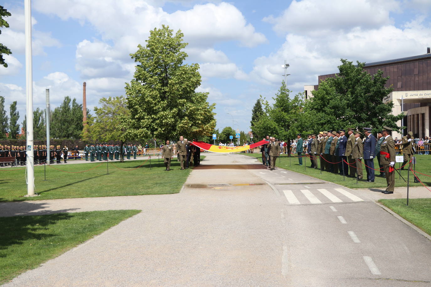 Izado de la bandera en León