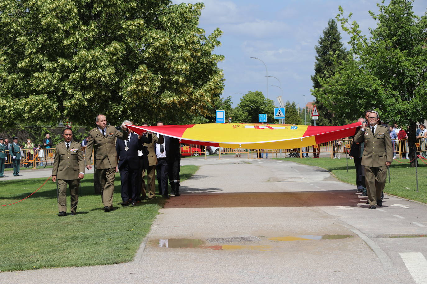 Izado de la bandera en León