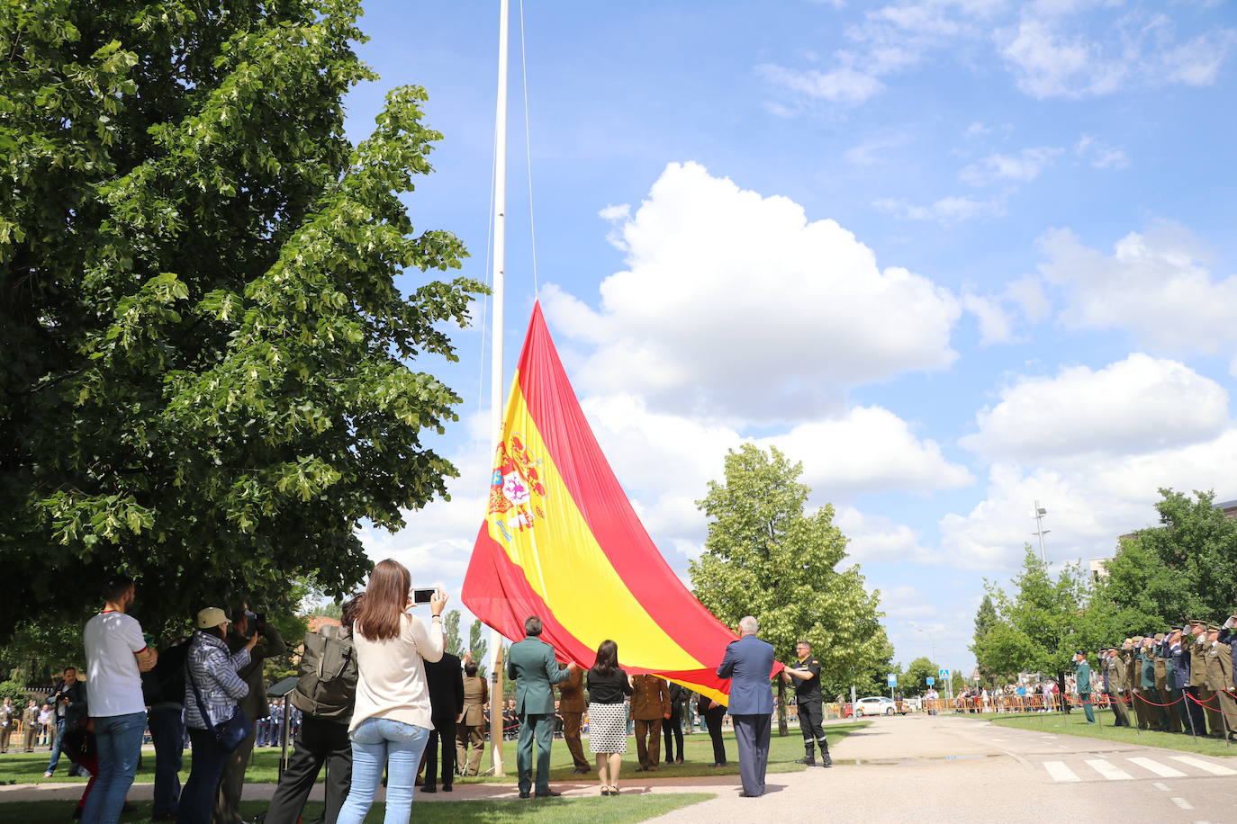 Izado de la bandera en León