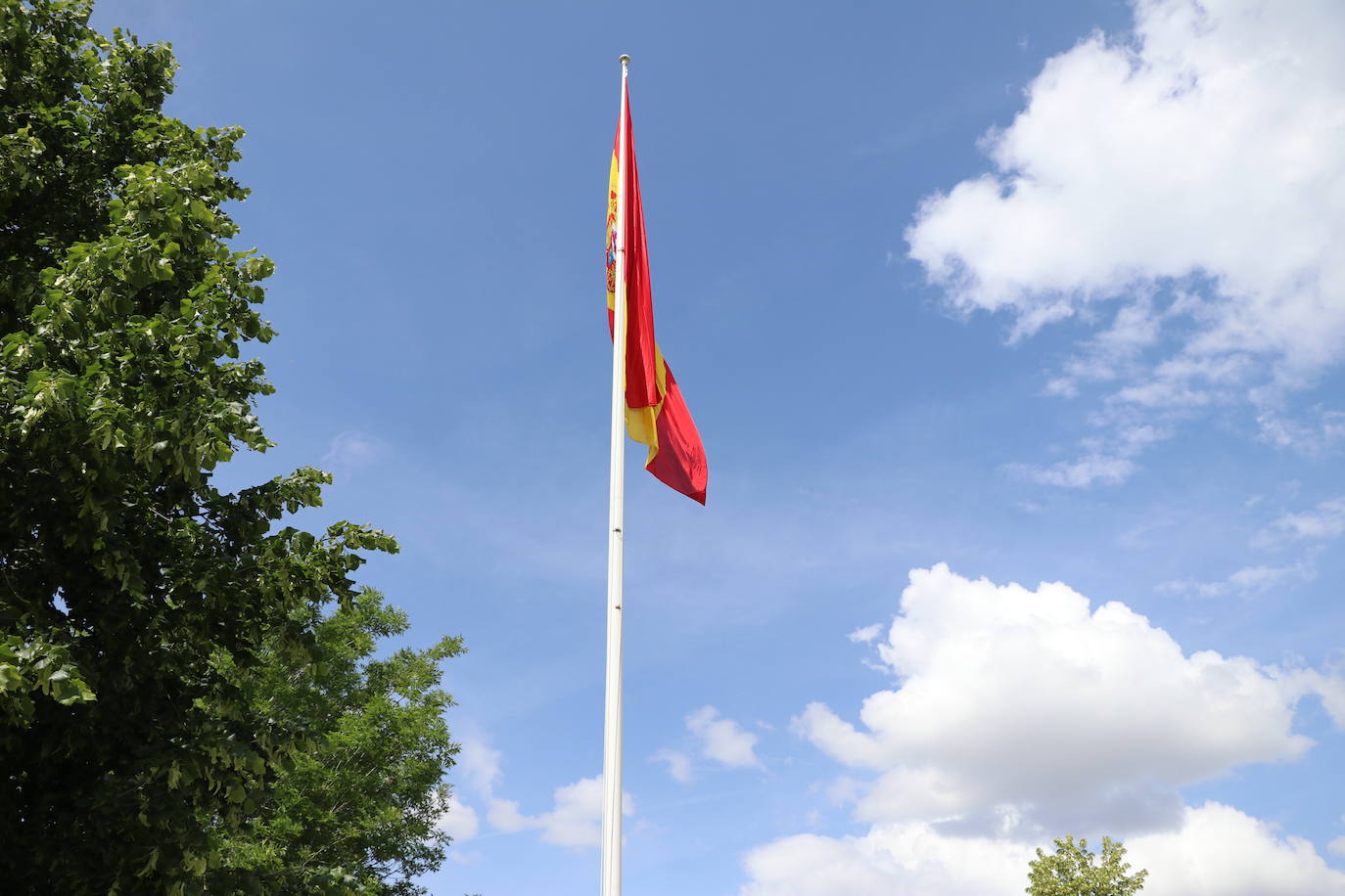 Izado de la bandera en León