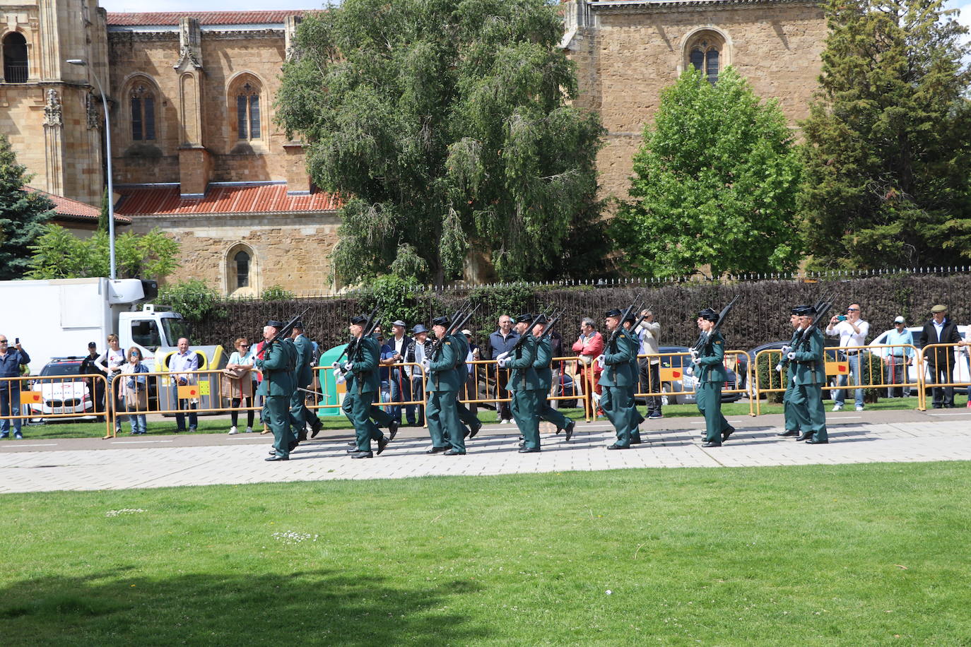 Izado de la bandera en León