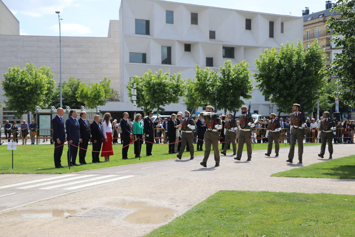 Izado de la bandera en León