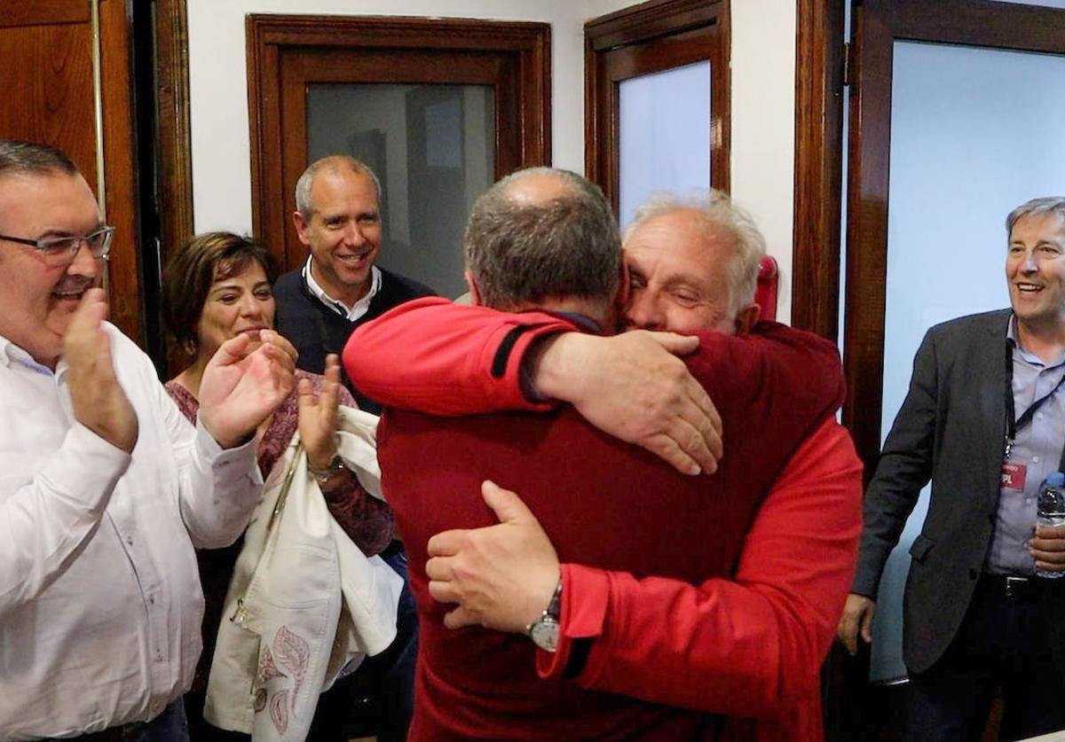 Aplausos y abrazos en la sede de la Unión del Pueblo Leonés (UPL) tras conocer los resultados electorales.