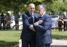 Pollán y Diez se saludan en el acto de izado de bandera en la explanada de los Pendones Leoneses.